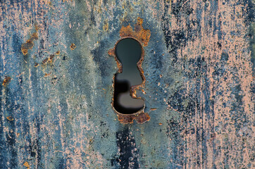 cerradura antigua de una puerta metalica. Un poco oxidada
