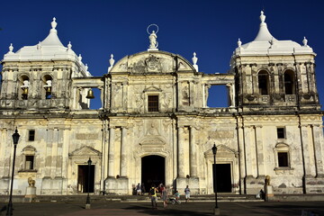 Fototapeta premium Fachada y detalles de la catedral de la ciudad de León, en el noroeste de Nicaragua