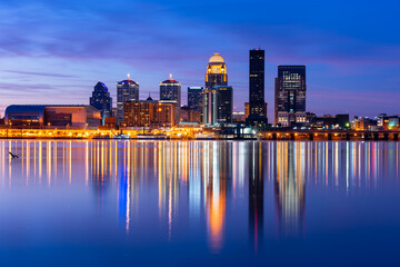 Fototapeta na wymiar Louisville, Kentucky, USA Skyline on the River