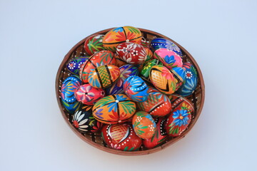 Bunte Ostereier im Körbchen.