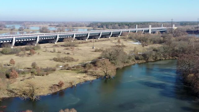 Wasserstra&szlig;enkreuz Magdeburg, Mittellandkanal flie&szlig;t in einer Trogbr&uuml;cke &uuml;ber den Fluss Elbe, Deutschland