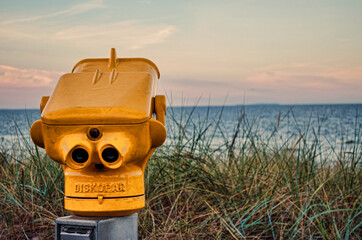 Gelbes Fernglas am Strand