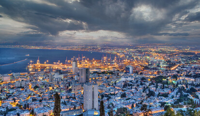 Obraz premium Haifa at night ,cloudy