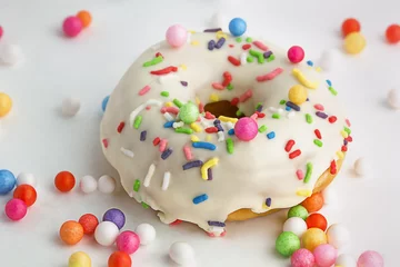 Fototapeten Leckerer Donut mit Zuckerguss und bunter Dekoration © Albert Ziganshin