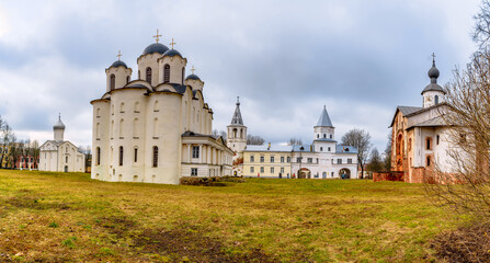 Fototapeta na wymiar The Church of Paraskeva Pyatnitsa and St. Nicholas Cathedral,