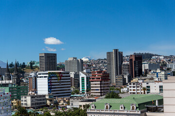 Fototapeta na wymiar Quito con Cotopaxi al fondo