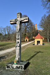 Steinkreuz am Aufgang zur Wallfahrtskirche Schönenberg mit Rosenkranzkapellen, Ellwangen (Jagst)