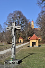 Steinkreuz am Aufgang zur Wallfahrtskirche Schönenberg mit Rosenkranzkapellen, Ellwangen (Jagst)