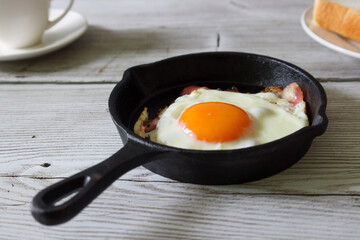 フライパンにのせたベーコンエッグ 