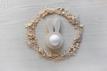do it yourself: easter bunny - wooden egg stand. Step 6: the finished Easter egg holder lies on the table in a circle of sawdust and shavings