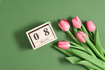 Beautiful pink tulips and calendar on pastel green background. Concept Women's Day, March 8. 8th march. Flat lay, top view, copy space © prime1001