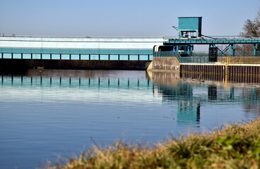 Wehr bei Burkheim am Kaiserstuhl spiegelt sich im Rhein