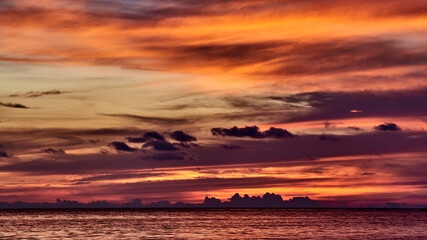 Fototapeta na wymiar Cuba. Trinidad. Burning crucible of sunset over the beach