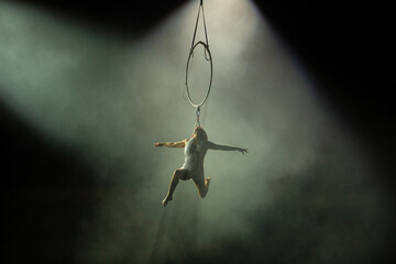 performances of artists under the dome of the circus © Andrey