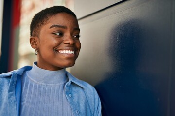 Obraz premium Young african american woman smiling happy standing at the city.