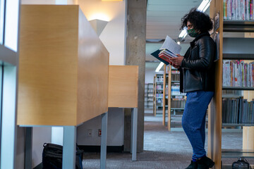 図書館で立ち読みする男性