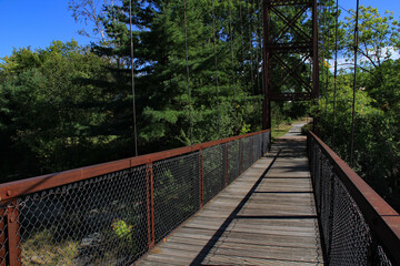 Suspension walkway bridge