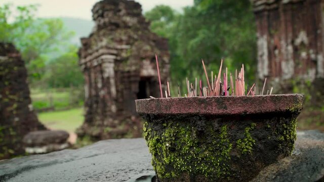 Ofrenda budista en el santuario My Son en la ciudad de Danang, Vietnam.