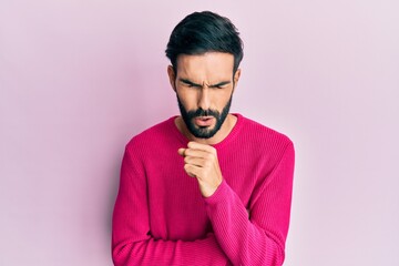 Obraz premium Young hispanic man wearing casual clothes feeling unwell and coughing as symptom for cold or bronchitis. health care concept.