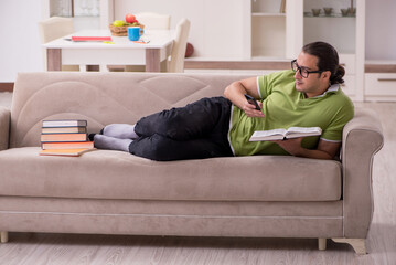 Obraz premium Young male student preparing for exams at home