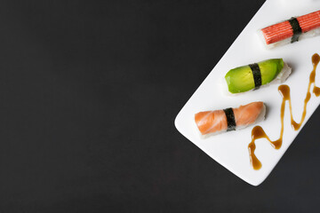 Sashimi de salmón, aguacate y kanikama