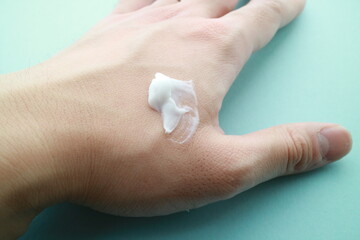 ハンドクリームを塗った手