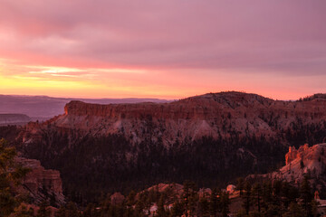 Fototapeta na wymiar dramatic sunrise in Bryce Canyon National Park in Utah