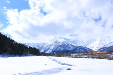 北アルプスがそびえる白馬の雪に包まれた白い世界

