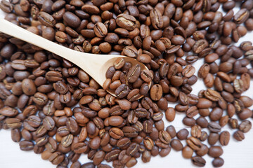 coffee beans on a white wooden background. コーヒー豆と木製テーブル背景