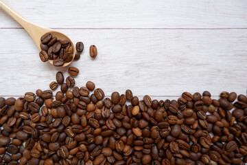 coffee beans on a white wooden background. コーヒー豆と木製テーブル背景