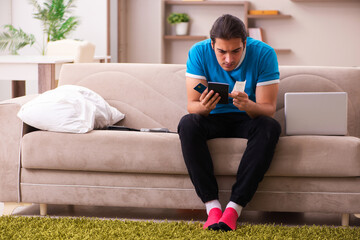 Obraz premium Sport bet addicted young man betting at home