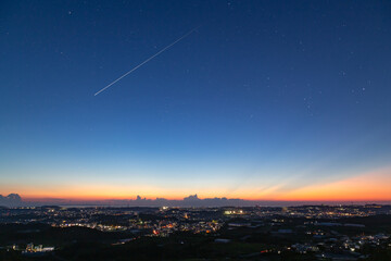 日没間近の夕暮れの星空と街の明かり