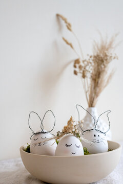 Osterdeko und Hintergrund für Ostergrüße mit lustig verkleideten Eiern.