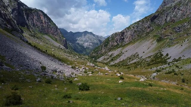 valle en alta monta&ntilde;a con nubes al fondo