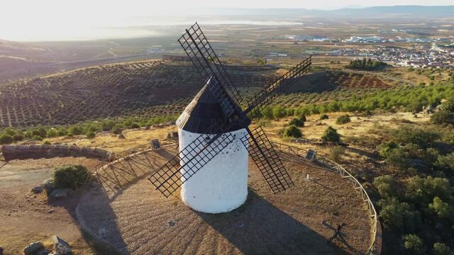 Molino de Viento en Castilla La Mancha, los Yebenes, el Molino abandonado conserva sus cuatro aspas