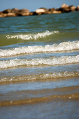 Viele Wasserwellen schieben sich in Richtung Strand.