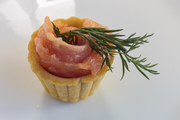 Tasty tartlets with salted salmon.