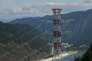 Obraz premium High-voltage electrical support against the background of mountains