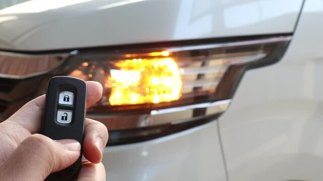 自動車の鍵をスマートキーで開閉する。
