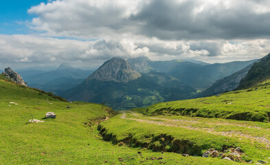 Fototapeta na wymiar Escena con vistas al valle de Mañaria bajando desde el monte Mugarra