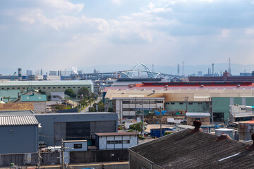 大阪市大正区の工場地帯とその先に見える新木津川大橋