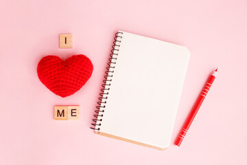 A notebook with a written phrase I love me on pink background. Concept mental health journaling, healthy mindset, accepting myself - obrazy, fototapety, plakaty