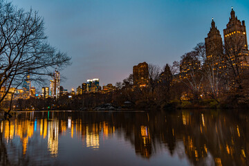 Obraz premium Amazing New York City Skyline from Central Park Pond