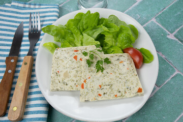 terrine de saint-jacques et poisson dans une assiette