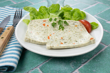 terrine de saint-jacques et poisson dans une assiette