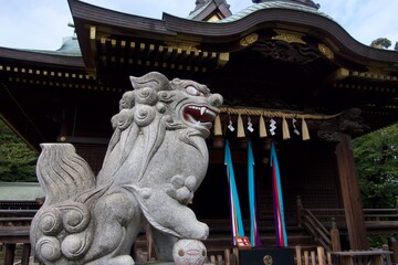 狛犬と拝殿