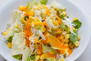 コーンとキャベツとレタスのフレッシュなサラダ