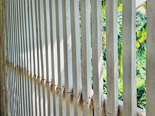 Obraz premium Perspective View of Row of White Wooden Bars Wall