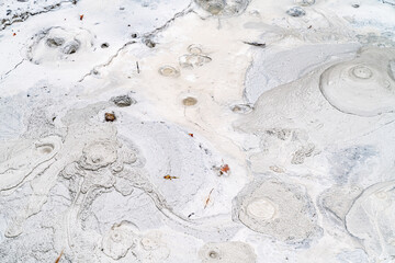 日本にある長崎県の観光名所「雲仙地獄」にある泥火山の写真