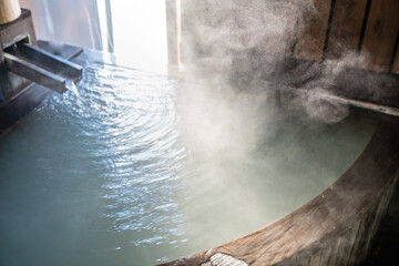 温泉付き客室にある天然温泉風呂の写真